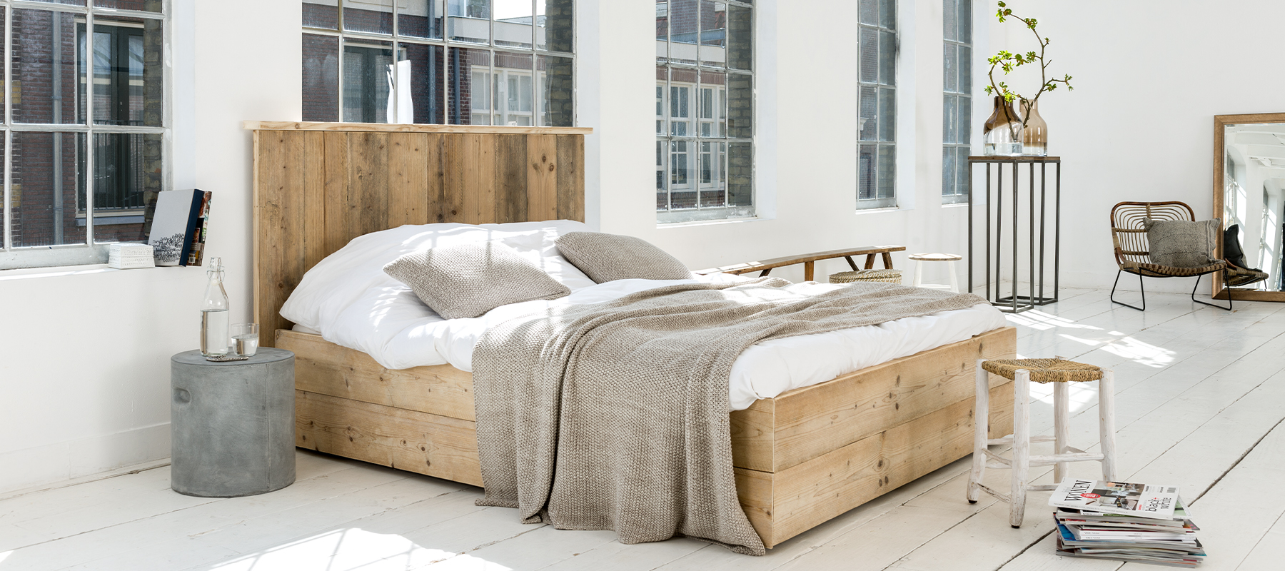 Livengo steigerhout bed Modern met spiegel voor een grotere slaapkamer