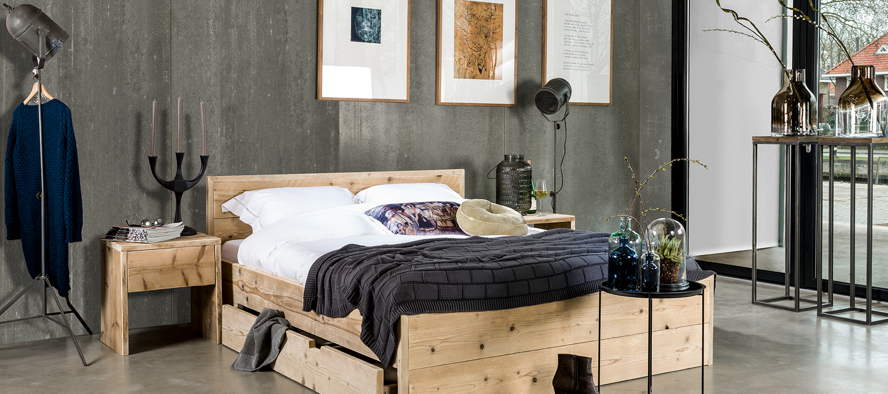 Livengo steigerhout bed met lades lampen voor een grotere slaapkamer