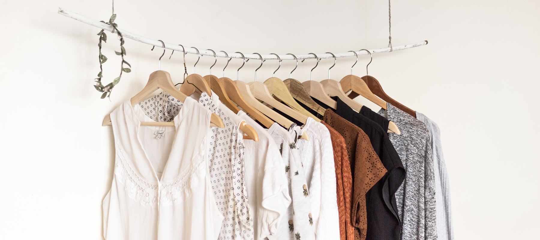 Blog zo maak je jouw slaapkamer zomerklaar - kledingkast opruimen zomerkleding