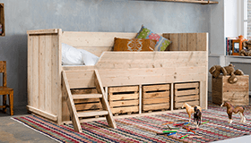 Kajuitbed met fruitkistjes